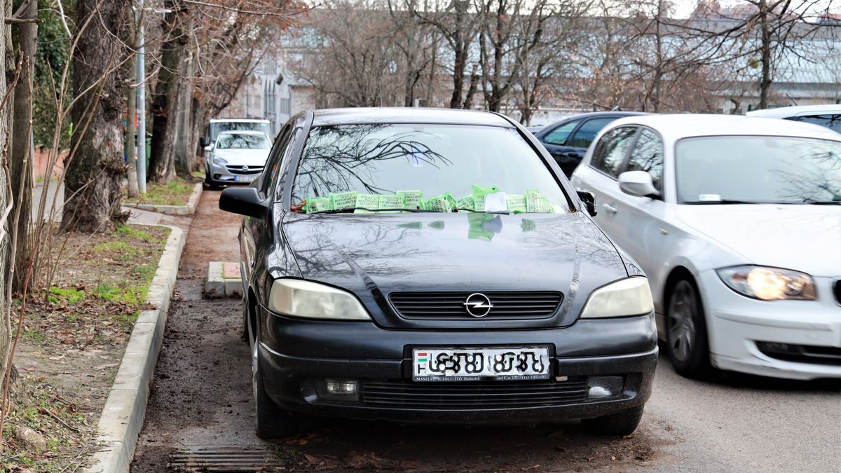 Autóroncsokkal van tele a főváros + videó