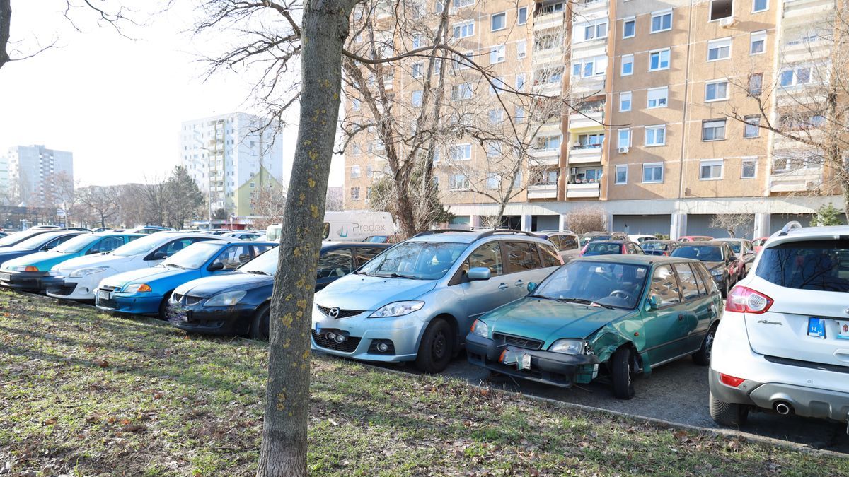 Szétlopják és felgyújtják a Budapesten parkoló roncsautókat + fotók