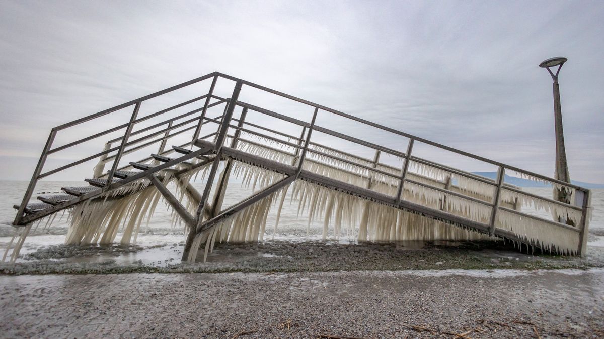 Képeken, amint éppen befagy a Balaton