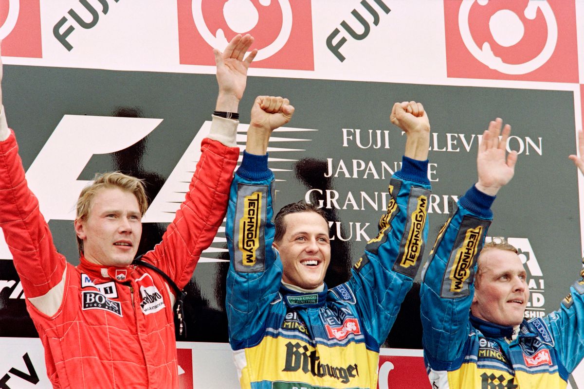 Mika Häkkinen (balra), Michael Schumacher (középen) és Johnny Herbert az 1995-ös Japán Nagydíj eredményhirdetésén