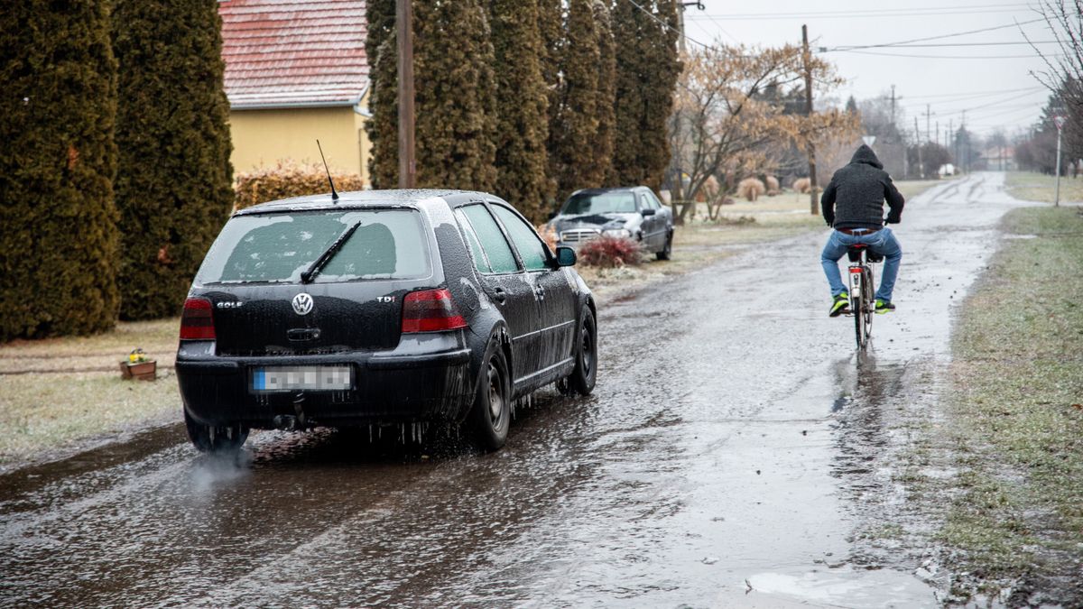 Veszélyesek a csúszós utak, ónos eső és havazás nehezíti a közlekedést