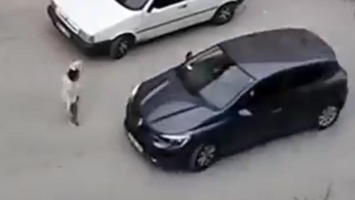 Megrázó baleset: centiken múlt egy kisgyerek élete az úttesten + videó