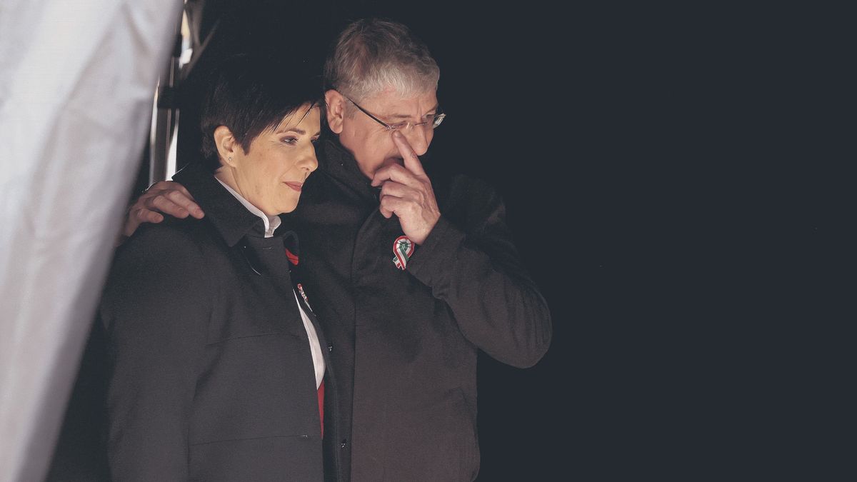 Százmilliókat kap a DK, mégis saját szavazóit sarcolja