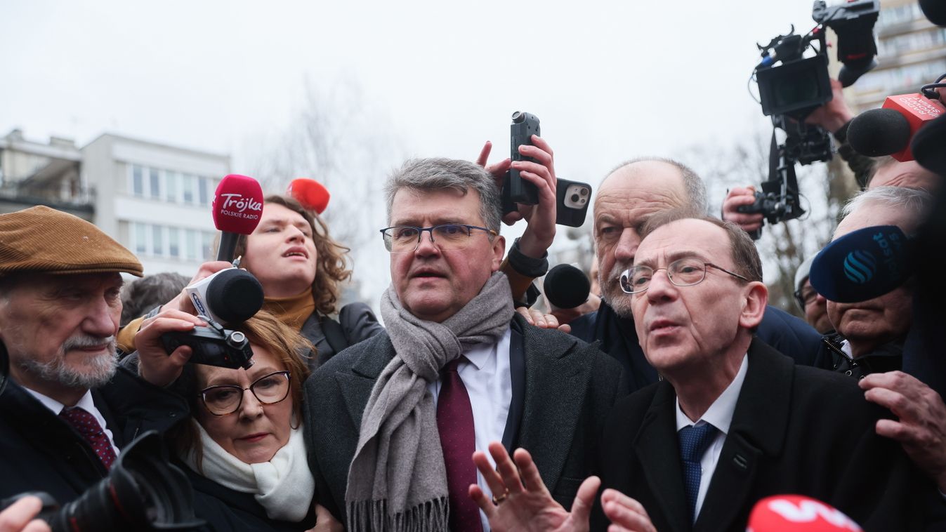 Videón a lengyel parlament előtt kitört verekedés