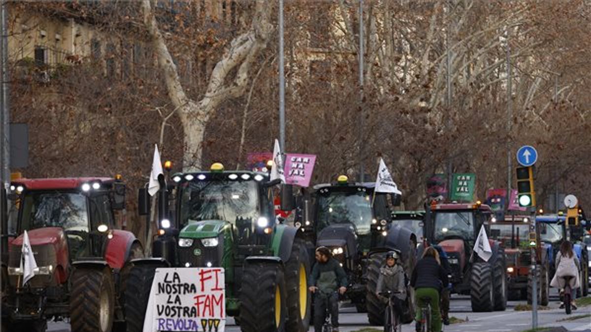 Látványos videókon, ahogy több ezer traktorral bénították meg a gazdák Barcelona belvárosát