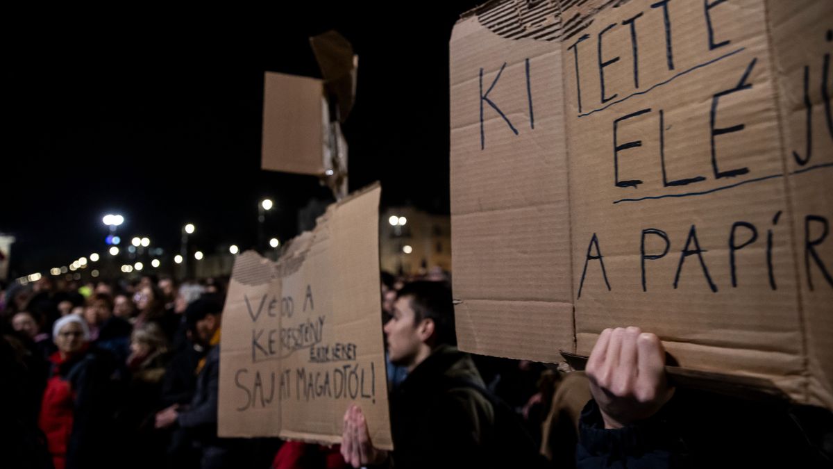 Az erőszak elleni tüntetés erőszakba torkollott a Fidesz-székháznál + videó