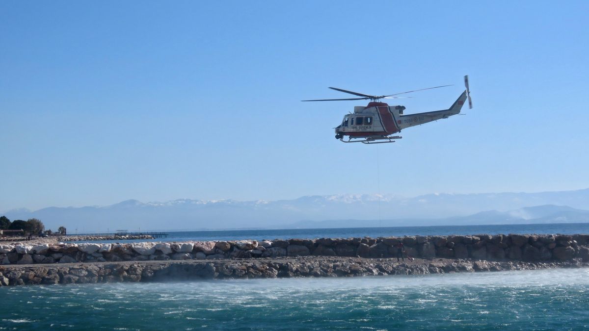 A tengerből mentették ki a helikopterbaleset túlélőit + videó