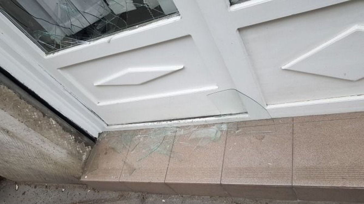 Elkapták a rendőrök a vasrudas rongálót, aki betörte a józsefvárosi Fidesz-iroda üvegét