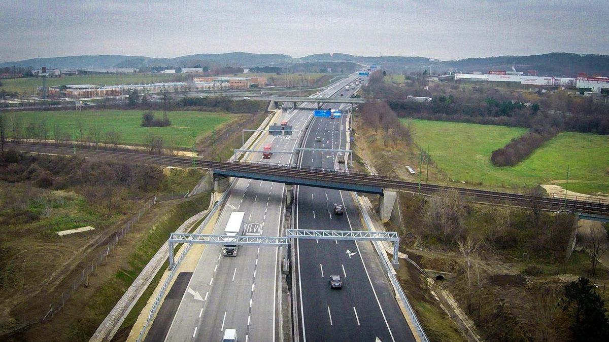 Szerződést módosított a kormány: mégis meglesz az M1-es bővítése