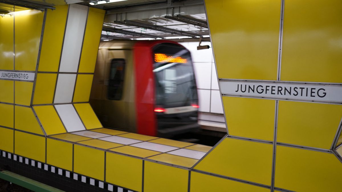 Afrikai bevándorló ámokfutása egy német vasútállomáson