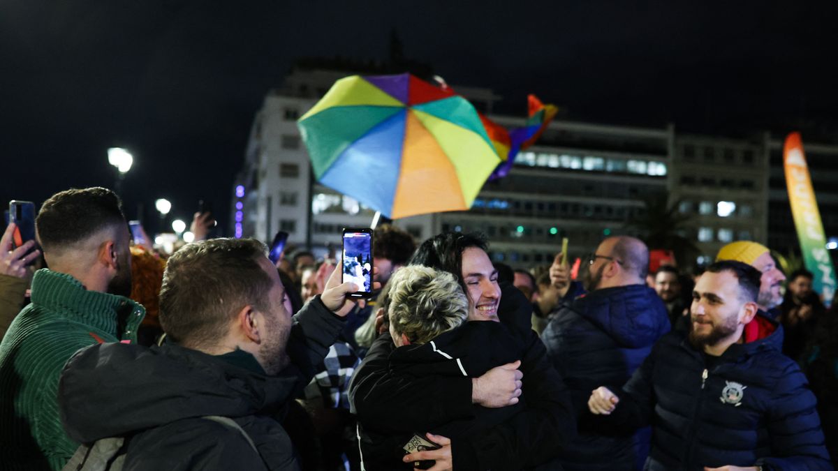 Ortodox országban legalizálták az azonos neműek házasságát