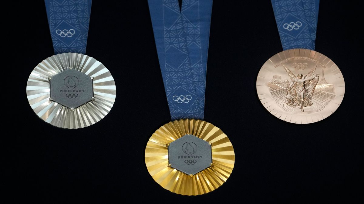 Hazavihetik az Eiffel-torony egy-egy darabját a nyári olimpia érmesei
