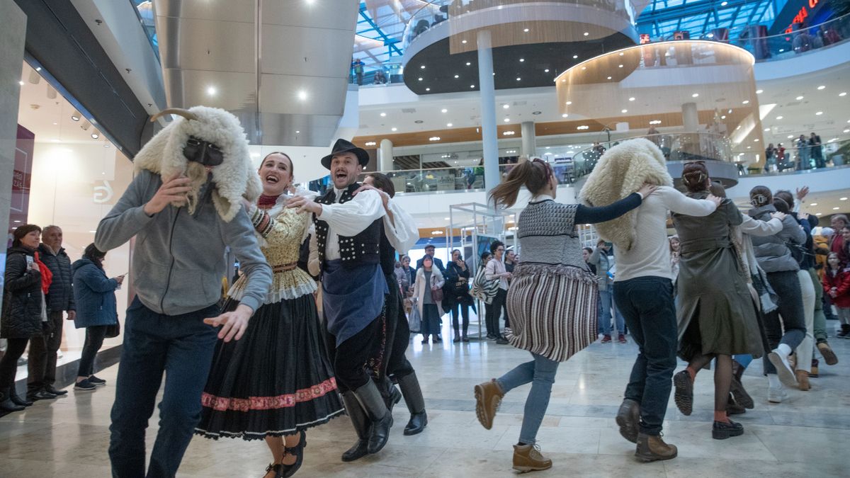 Táncra perdültek a bevásárlóközpontban