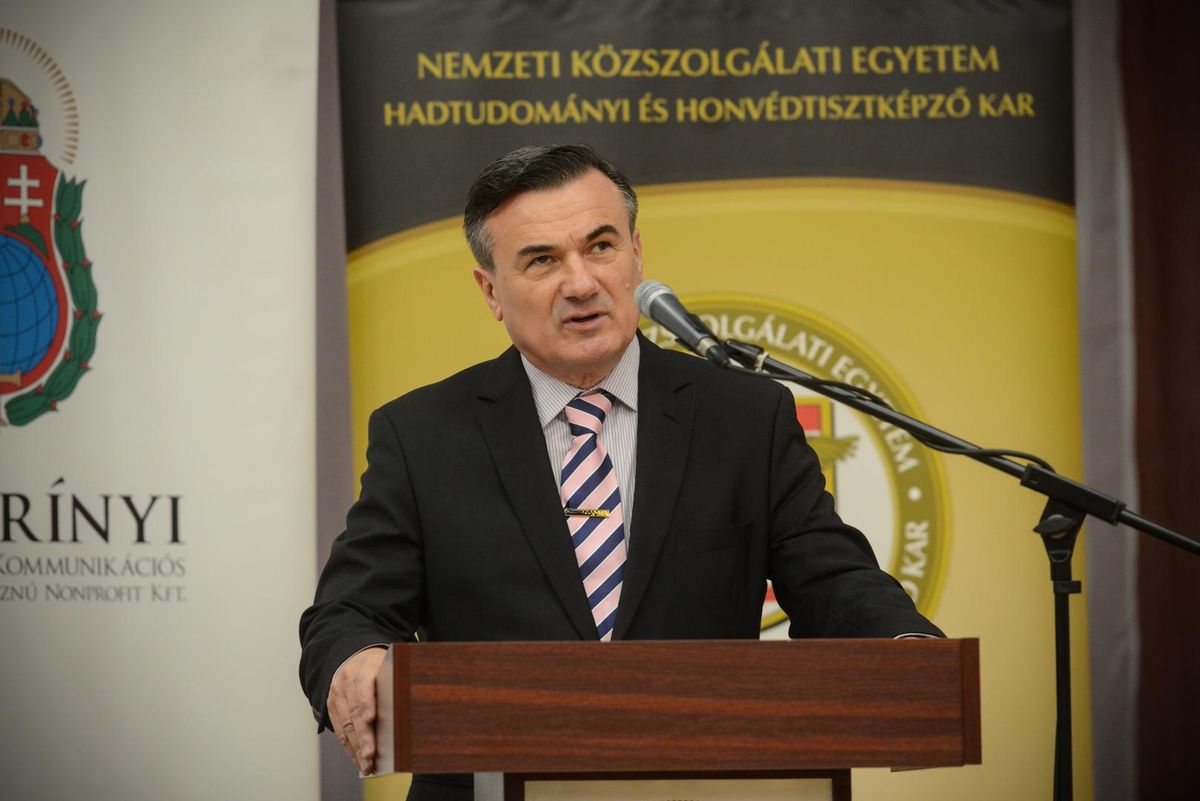 Szenes Zoltán a Nemzeti Közszolgálati Egyetem tanára, volt vezérkari főnök. 