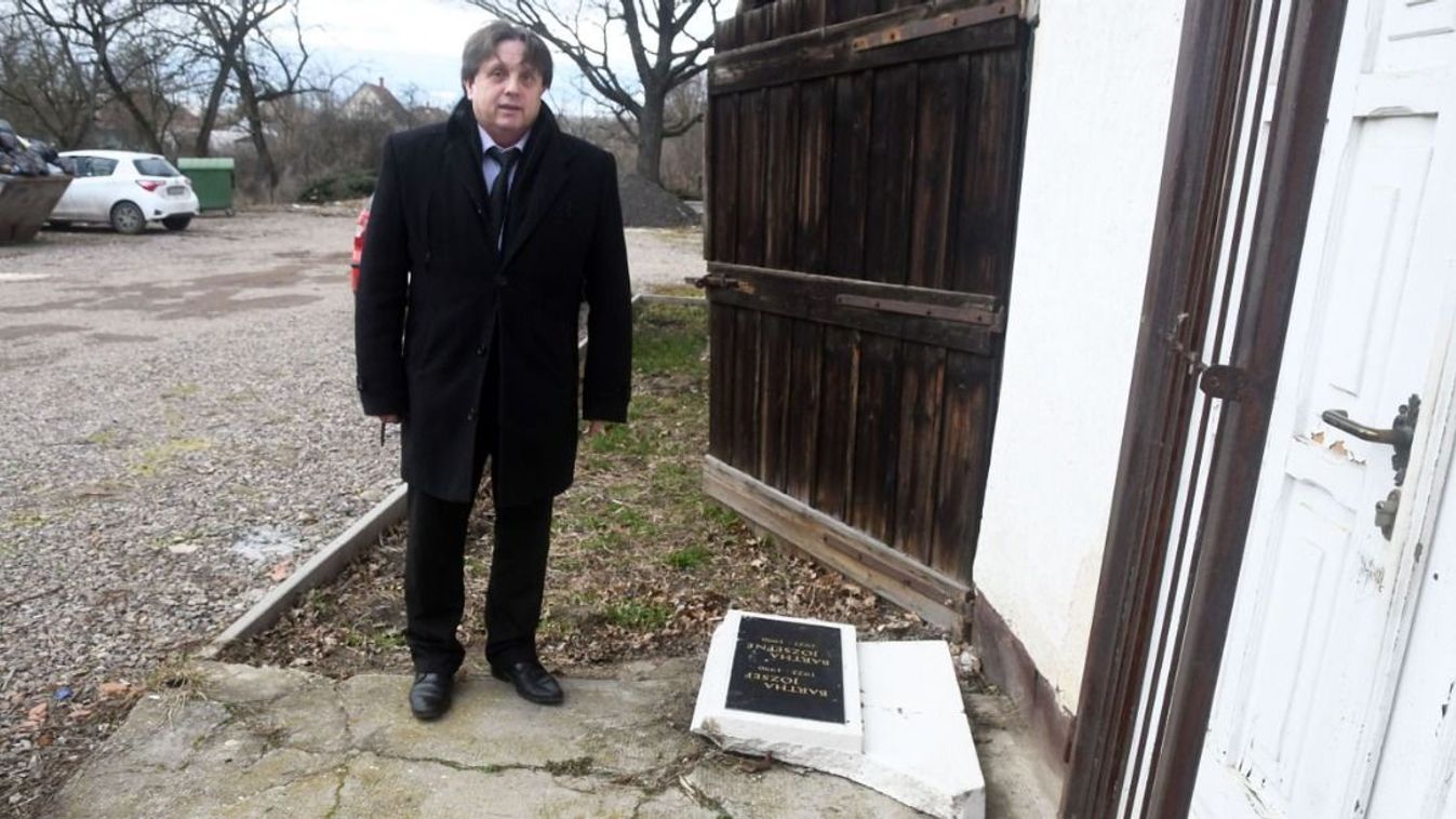 Bander József polgármester a megtalált sírkővel, az önkormányzat megpróbálja felkutatni a hozzátartozókat

Fotó: Mészáros János