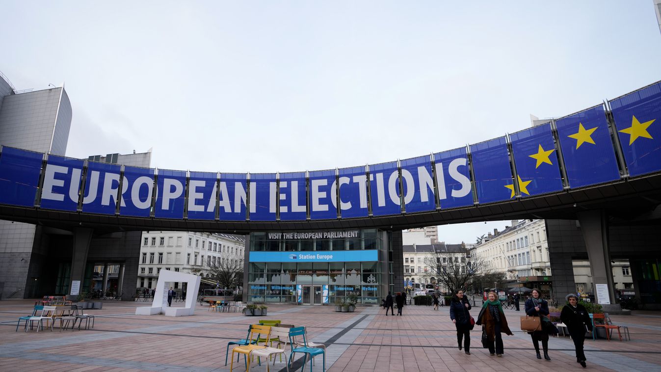 Az európai parlamenti választásokat reklámozó felirat az EP brüsszeli épülete előtt 2024. január 24-én. A választásokat június 6-9. között tartják az Európai Unió tagállamaiban.
