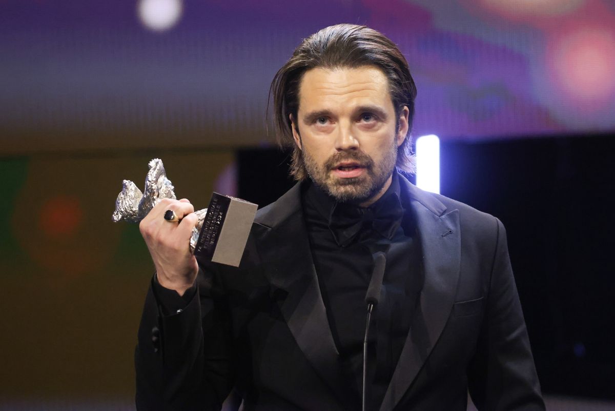 Sebastian Stan román-amerikai színész a legjobb főszereplőnek járó Ezüst Medve-díjjal, amelyet A Different Man című filmben nyújtott alakításáért vett át a 74. Berlini Nemzetközi Filmfesztivál díjkiosztó ünnepségén
