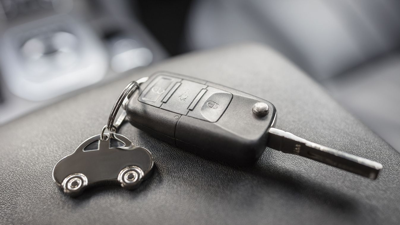 Car,Shape,Keyring,And,Remote,Control,Key,In,Vehicle,Interior, autó, kulcs, slusszkulcs