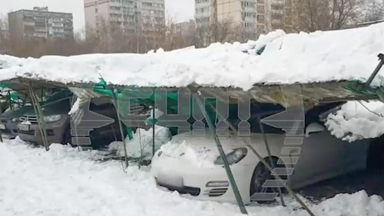 Összetört a hó súlya alatt a tető, harminc autót nyomott szét + videó