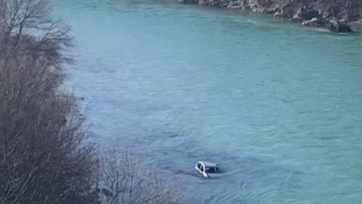 Nézze meg, miként úszik az autó a folyóban, miután húsz métert zuhant + videó