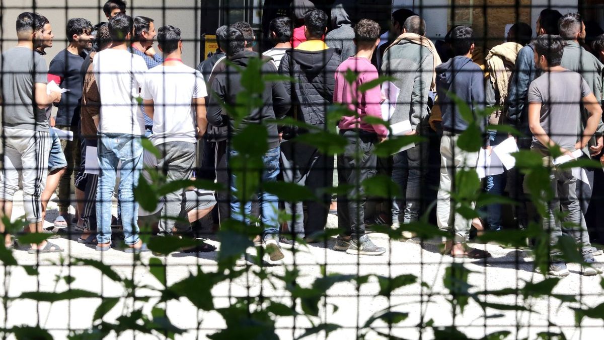 Bűnözők bújnak meg a migránsok között a Balkánon