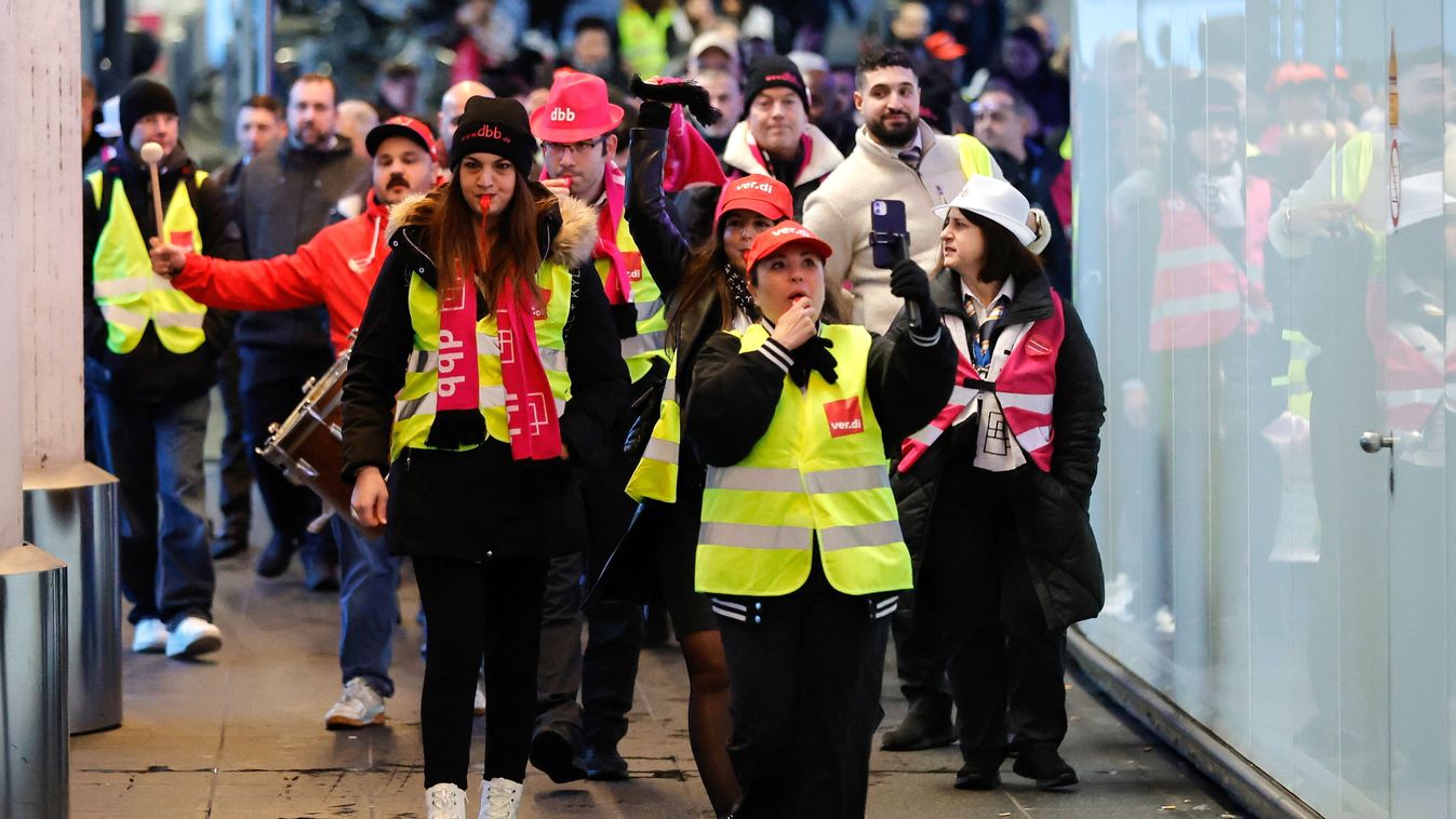 Kétezer traktoros béníthatja meg a frankfurti repülőteret + videó