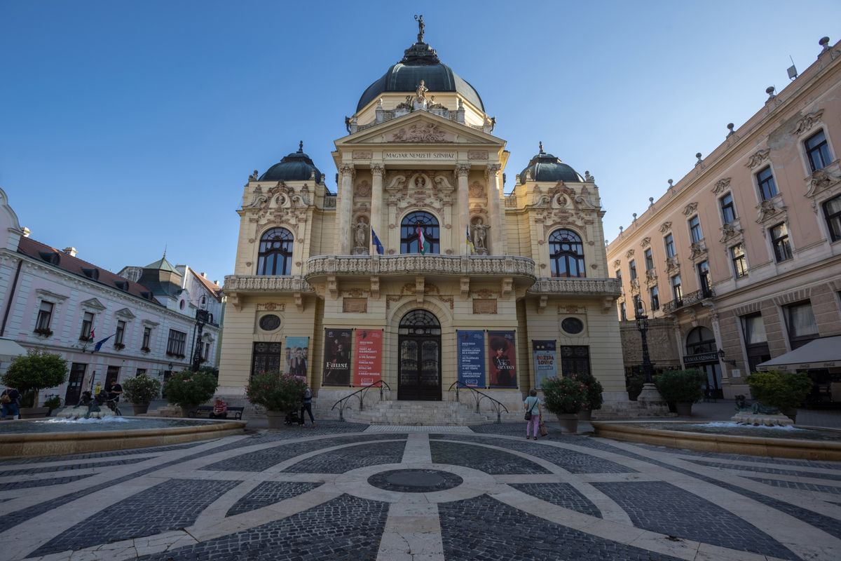 A Pécsi Nemzeti Színház épületében lelt otthonra a Harlekin.