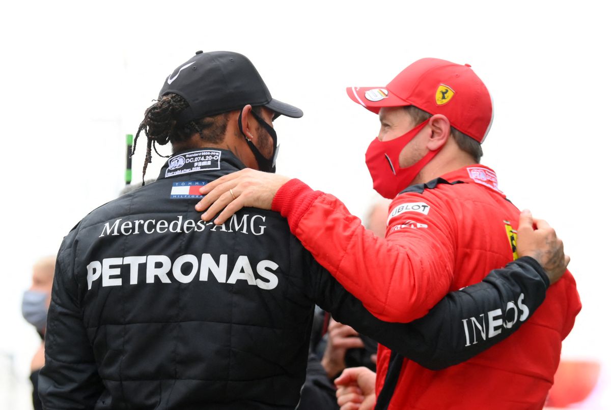 Hamilton (balra) Vettel útján jár
