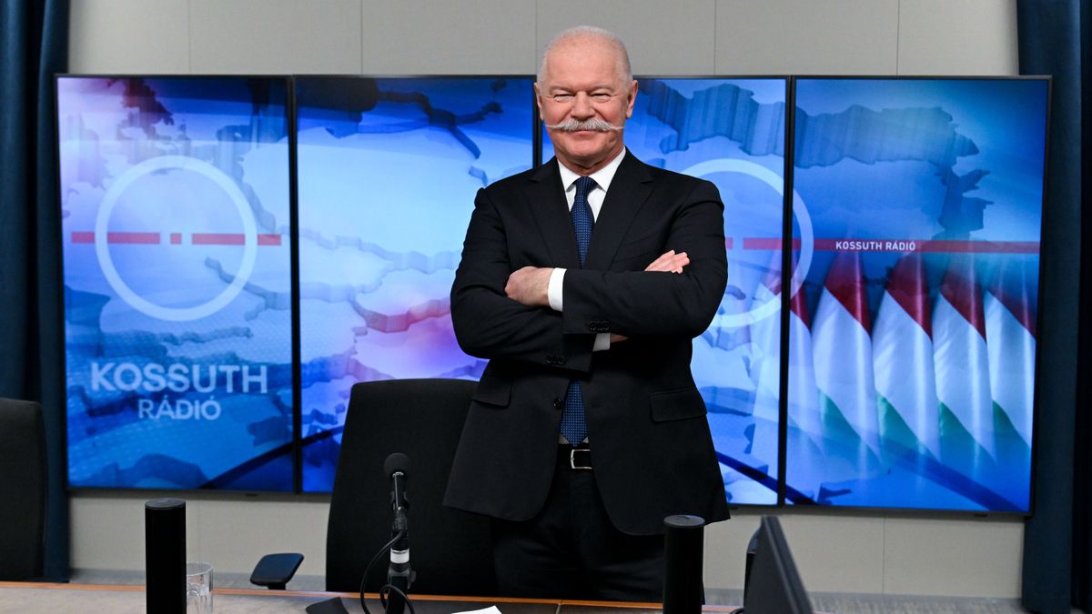 Csák János rádióműsort vezet