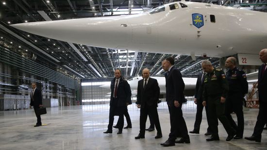 Putyin berepülőpilótaként szállt fel a felújított géptípussal + videó