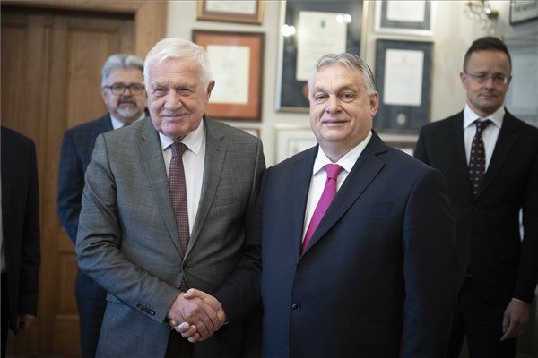 	Prága, 2024. február 27. A Miniszterelnöki Sajtóiroda által közreadott képen Orbán Viktor miniszterelnök (j) és Václav Klaus korábbi cseh államfő találkozója a prágai V4 kormányfői csúcstalálkozó után 2024. február 27-én. A háttérben jobbról Szijjártó Péter külgazdasági és külügyminiszter. MTI/Miniszterelnöki Sajtóiroda/Benko Vivien Cher