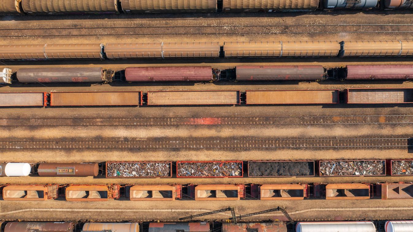 Budapest,,Hungary,-,Aerial,Top,Down,View,About,Freight,Trains, tehervonat