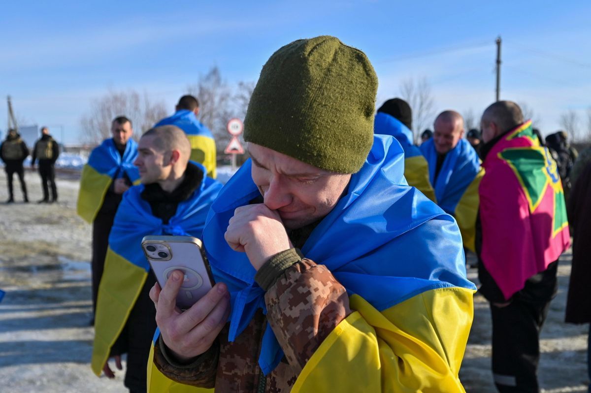 Az ukrán elnöki sajtószolgálat által közzétett felvételen orosz hadifogságból hazatérő ukrán katona telefonál, miután bajtársaival együtt ukrán fennhatóságú területre érkezett külön busszal az orosz határ közelében 2024. január 31-én, hetekkel az ukrajnai háború kitörésének második évfordulója előtt. Andrij Jermak, az ukrán elnöki hivatal vezetője közölte, hogy összesen 207 ukrán katona tért haza orosz hadifogságból. 