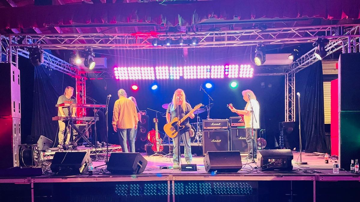 Schuster Lóránt Szombathelyen bizonyította, hogy a rock miért is örök és elpusztíthatatlan