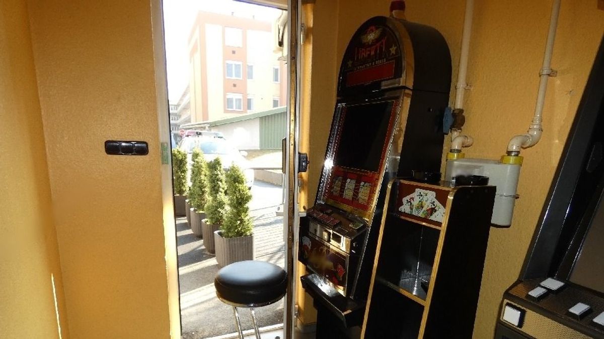 Videón, amint lecsap a TEK a zalai kocsma titkos játéktermére