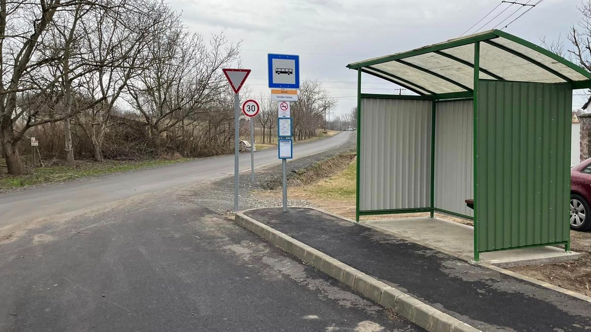 Saját költségkeretéből valósította meg a fedett buszmegállót a bajai képviselő
