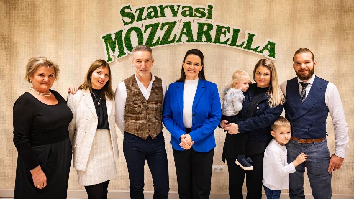 Novák Katalin bemutatja, hogyan kezdődött a mozzarellagyártás Magyarországon + videó