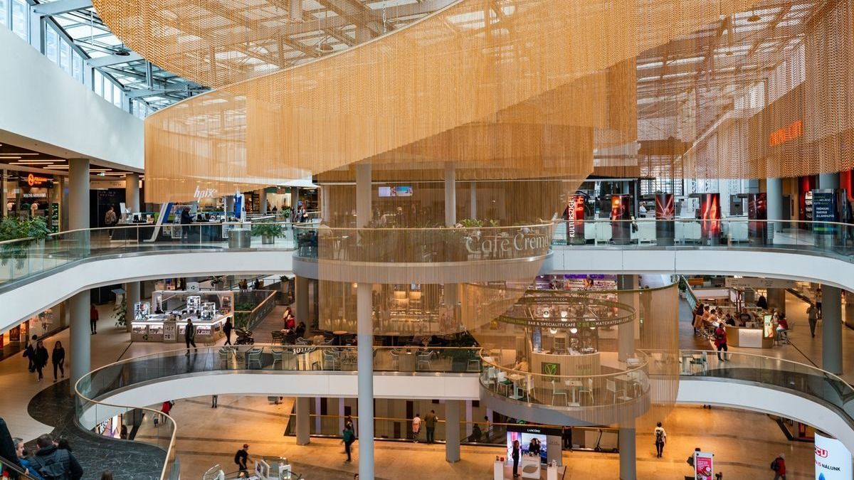 Hat ember fékezett meg egy őrjöngő férfit az Allee-ban, a rendőrök is kivonultak
