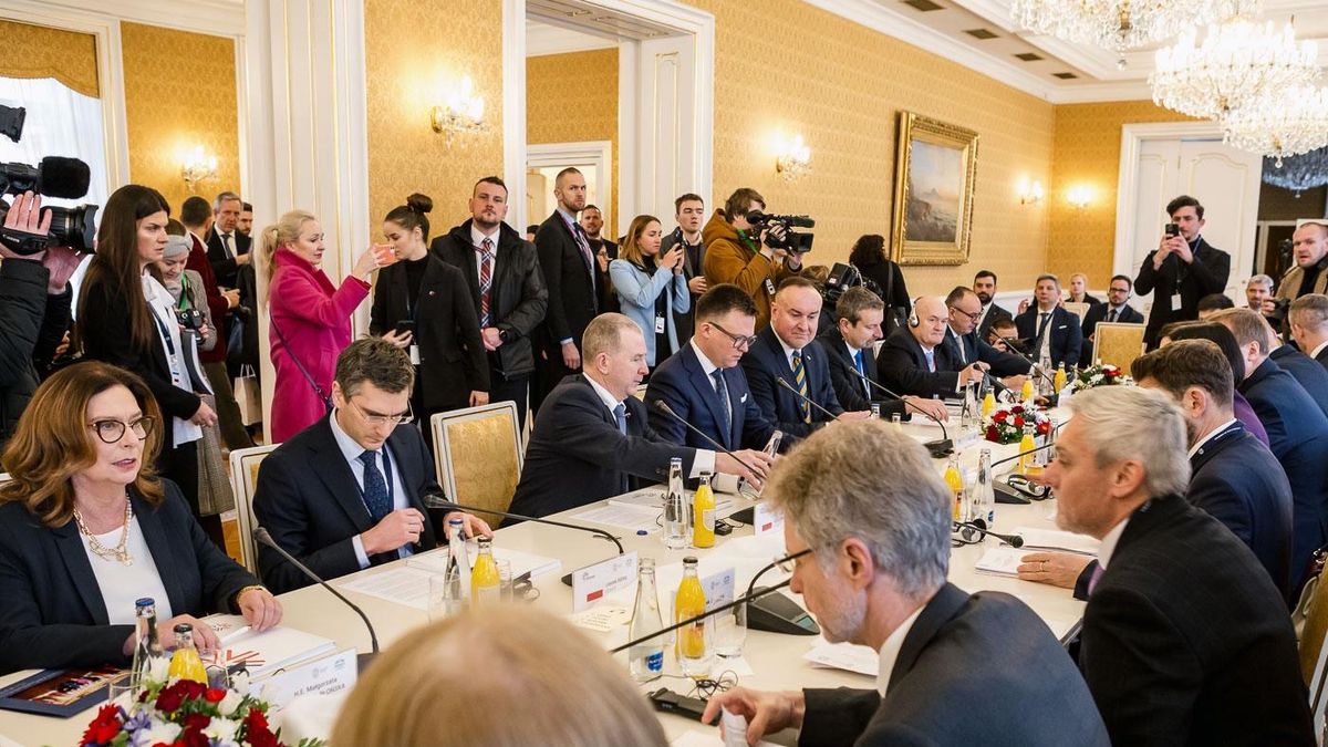 Hende Csaba: A visegrádi együttműködés parlamenti formájában is él