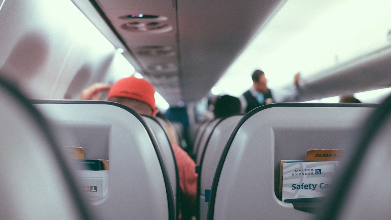 Horror a repülőn: kukacok zuhantak az utasok nyakába + videó
