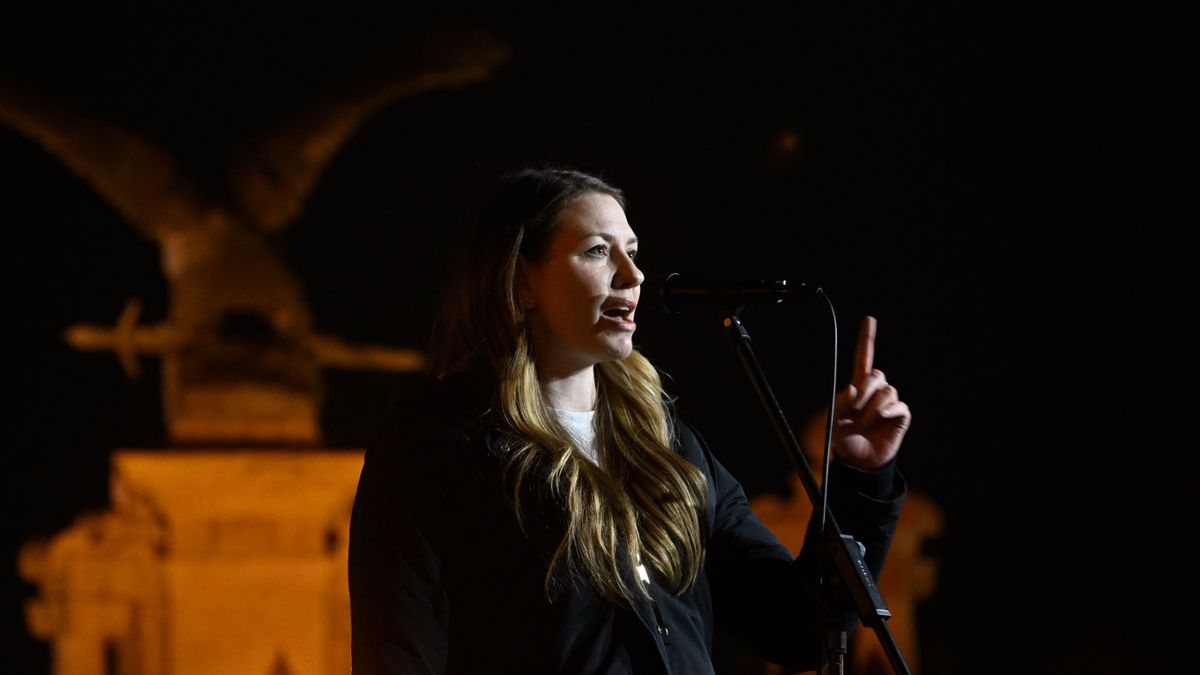 Donáth Anna teljes mellszélességgel beállt az elítélt Varju László mögé