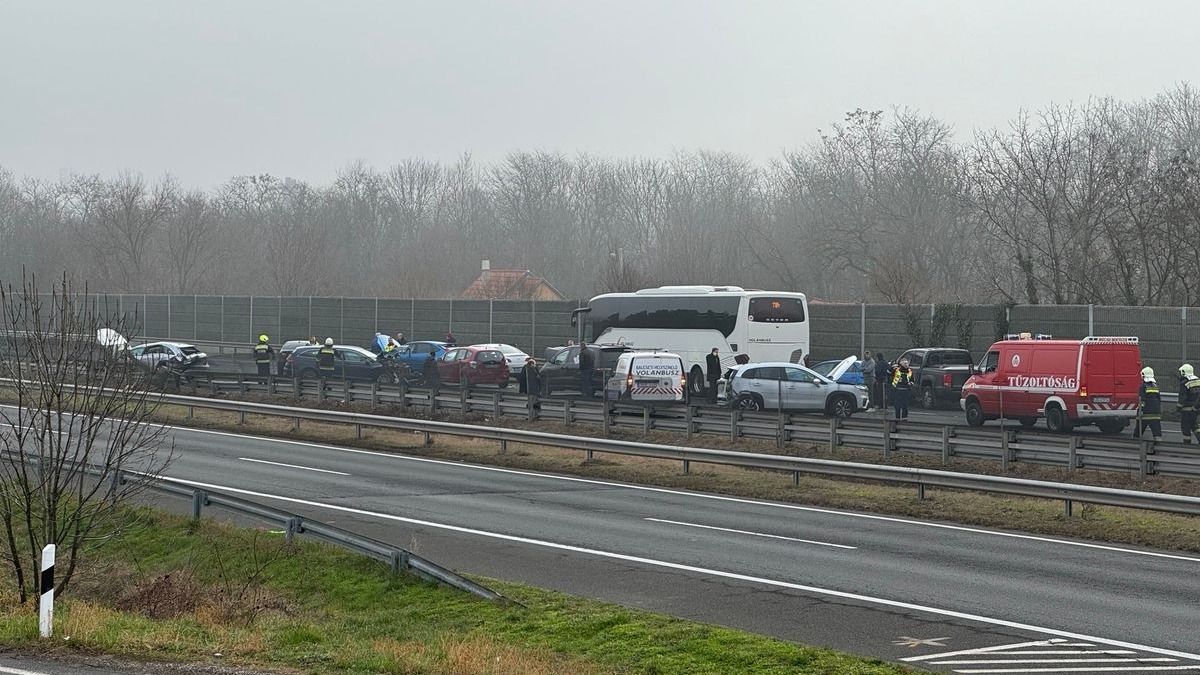 Súlyos baleset történt Budapest határában, teljes útzár van ezen az autópályán