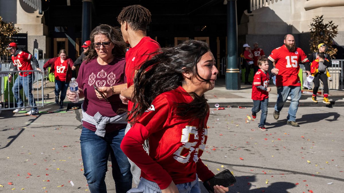 Vádat emeltek két férfi ellen a Super Bowl-győzelmet követő ünneplésén kitört lövöldözés miatt + videó