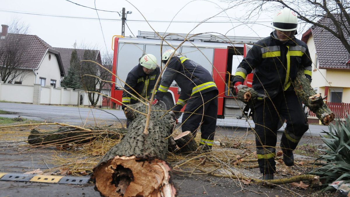 Hatalmas károkat okoz a viharos szél, folyamatosan dolgoznak a tűzoltók