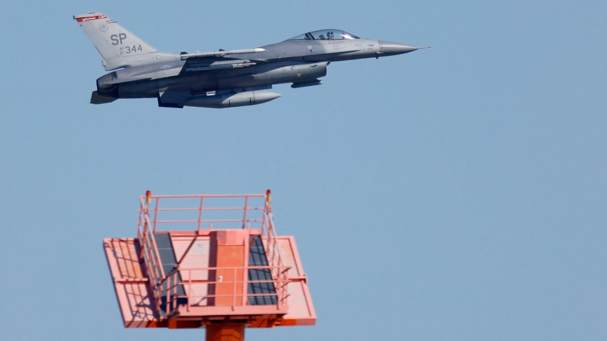 Amerikai F-16-os harci gép a németországi Spangdahlem légi támaszpontja fölött 2023. június 14-én, az Air Defender 2023 hadgyakorlat harmadik napján. Ez a NATO történetének legnagyobb szabású légi hadgyakorlata, a manőverekben 25 ország 10 000 katonája és 250 légi járműve vett részt.