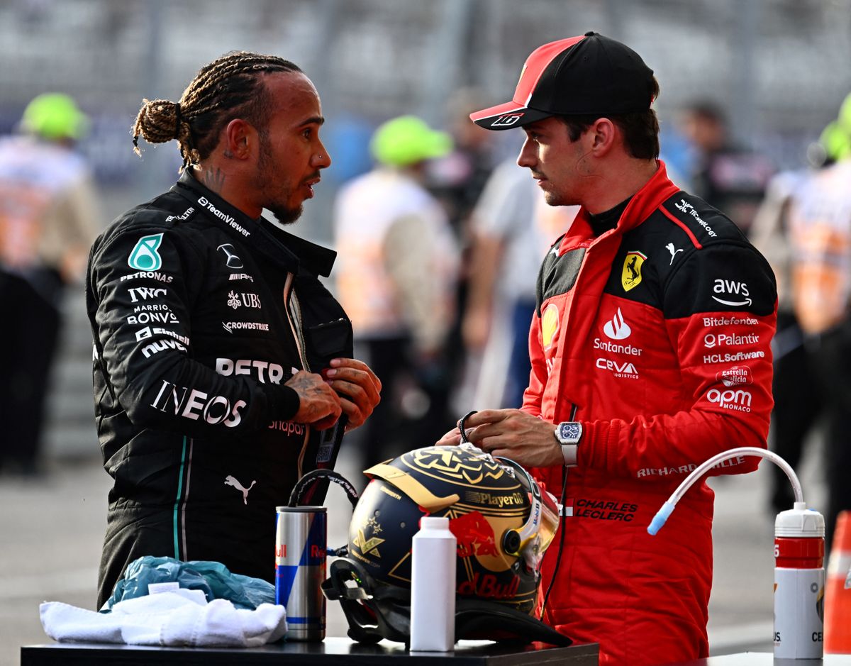 Lewis Hamilton (balra) és Charles Leclerc jövőre csapattársak lesznek