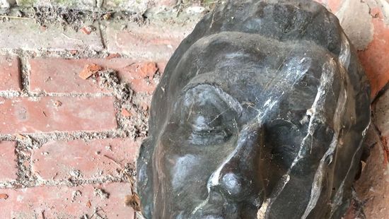 Lefejezték és ellopták a pannonhalmi Radnóti-szobrot + képek