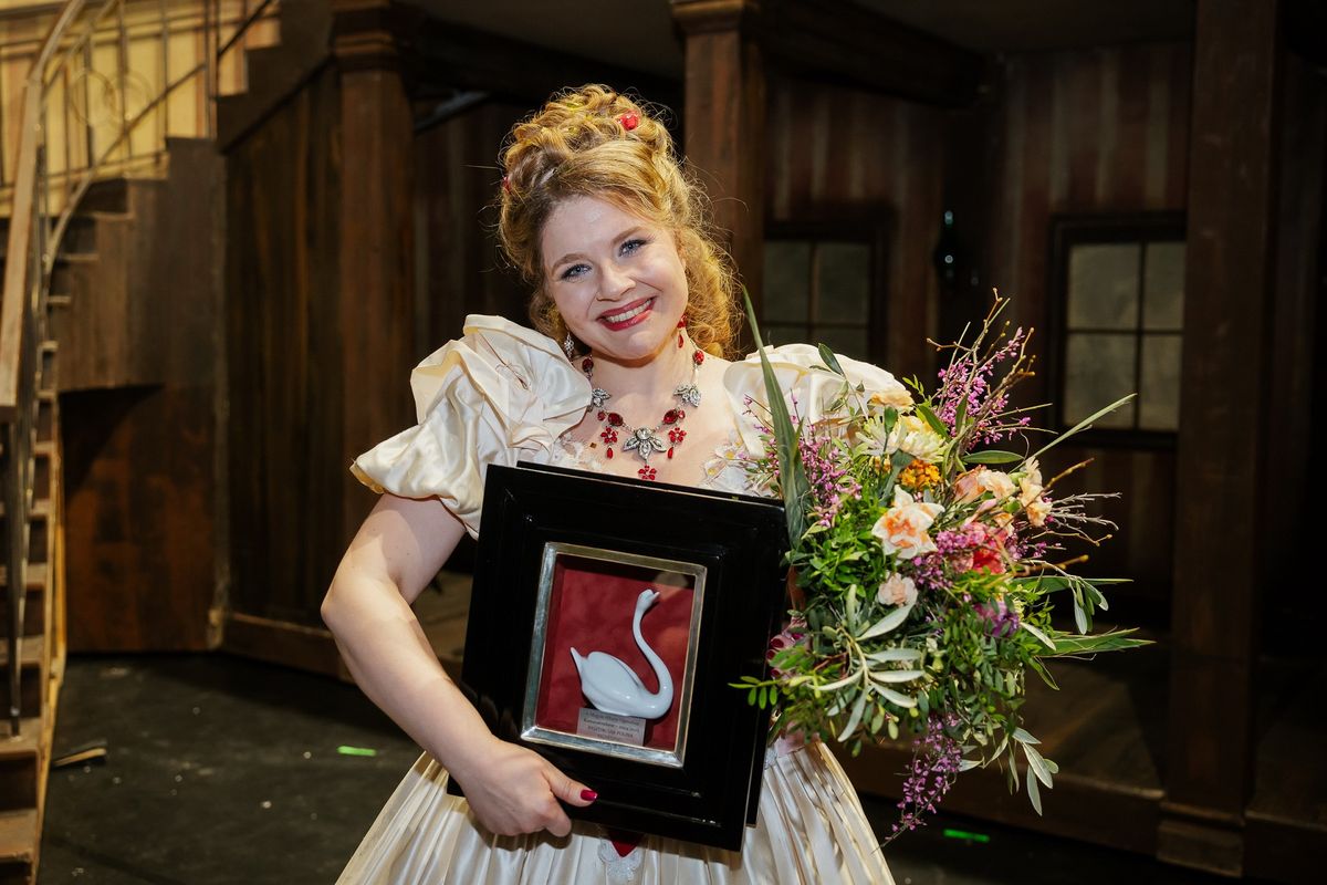 Pasztircsák Polina a Herendi Porcelánmanufaktúra által készített, hattyút formázó díjjal az Operaház színpadán