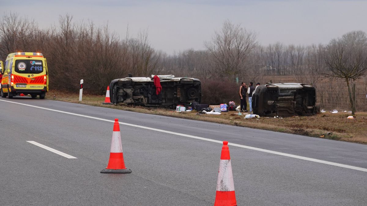 Teljes útzár van az M6-oson, miután egy autómentő tréler és egy személyautó ütközött
