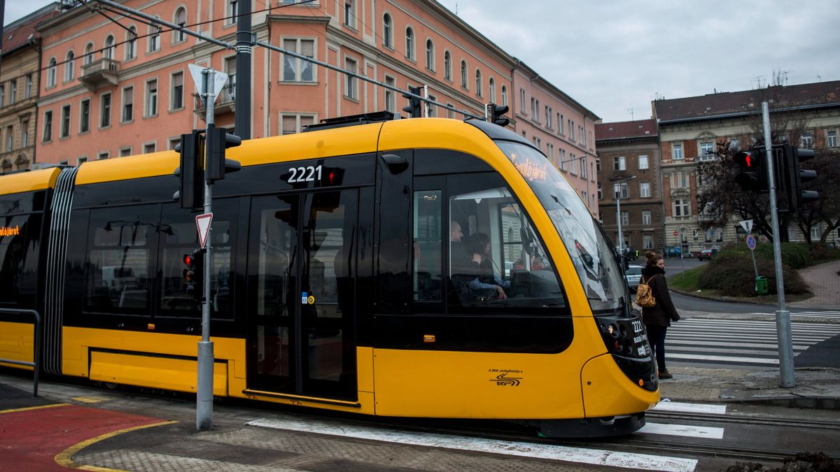 Az életét kockáztatva akarta elérni a villamost + videó